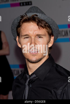 Australischer Schauspieler Ryan Kwanten kommt für den 38th Annual American Music Awards in Los Angeles, Kalifornien, USA, 21. November 2010. Foto: Hubert Boesl Stockfoto