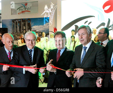 Der Präsident der Deutsch Travel Industry Association Klaus Laepple (L-R), der deutsche Wirtschaftsminister Rainer Bruederle, türkischen Kulturminister Ertugrul Gunay und Berlins Oberbürgermeister Klaus Wowereit öffnen die türkischen Stand auf der internationalen Travel Trade Show ITB in Berlin, Deutschland, 10. März 2010. Die Türkei ist im Fokus der diesjährigen ITB. Mehr als 11,000 Aussteller repräsentieren 1 Stockfoto