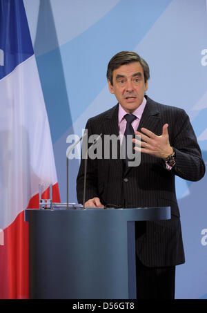 Französischer Ministerpräsident Francois Fillon spricht auf einer Pressekonferenz im Kanzleramt in Berlin, Deutschland, 10. März 2010. Fillon diskutiert der deutsch-französischen Agenda 2020 mit Bundeskanzlerin Merkel. Foto: Soeren Stache Stockfoto