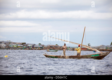 Fischerboot mit Remba Insel im Hintergrund, Victoria-See, Kenia. Stockfoto