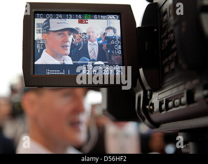 Deutsche Formel1 Rennfahrer Michael Schumacher Mercedes GP gibt ein Interview vor der Formel ein Grand Prix von Bahrain in Manama, Bahrain, 11. März 2010. Der Grand Prix von Bahrain in Sakhir Circuit bildet den Auftakt der Saison 2010 am 14. März 2010. Foto: JENS Büttner Stockfoto