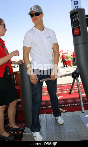 Deutsche Formel1 Rennfahrer Michael Schumacher Mercedes GP kommt im Fahrerlager in Sakhir Circuit in Manama, Bahrain, 11. März 2010. Die Formel 1 Bahrain Grand Prix Auftakt der Formel1 Saison 2010 am 14. März 2010. Foto: FELIX HEYDER Stockfoto