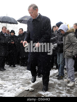 Der deutsche Bundespräsident Horst Köhler legt ein Gedenkstein im Gedenken an die Opfer von Albertville Amoklauf in Winnenden, Deutschland, 11. März 2010 zu schießen. Einige 900 Schülern, Lehrern und Angehörigen versammelten sich zum Gedenken an die Opfer von den Amoklauf in der Albertville-Schule am 11. März 2009 schießen. 17-j hrige ehemaliger Schüler der Albertville-Schule hatte neun Schüler und drei Te erschossen. Stockfoto