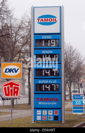 Benzin ist teuer an einer Station in Potsdam, Deutschland, 11. März 2010. Der Verband der deutschen Petroleum Industrie (MWV) Jusitifies die aktuelle Entwicklung der Preise an deutschen Tankstellen mit deutlich höheren Großhandelspreis in Rotterdam. Auch würde Ölmarkt spekulieren auf steigende Nachfrage bei driving Saison und Ankurbelung der USA beginnt im Frühjahr. Foto: Nestor Bachman Stockfoto