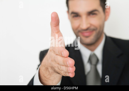 Mittleren Erwachsenenalter Geschäftsmann Verlängerung Hand für handshake Stockfoto