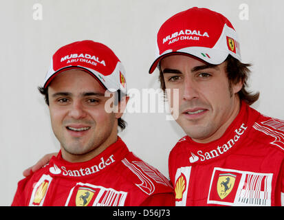 Scuderia Ferrari brasilianischen Formel1-Fahrer Felipe Massa (L) und spanischen Teamkollegen Fernando Alonso (R) Lächeln im Fahrerlager am Bahrain International Circuit in Sakhir, Bahrain, 11. März 2010. Siebenfache Formel-1-Weltmeister Schumacher kehrt nach drei Jahren, wenn die Formel1 Saison 2010 am 14. März mit dem Formel 1 Grand Prix von Bahrain beginnt. Foto: JENS Büttner Stockfoto