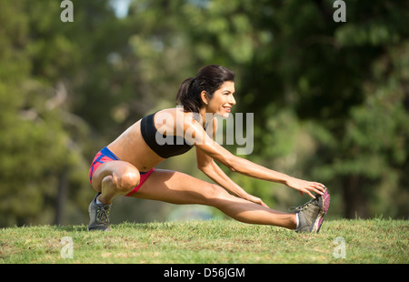 Hispanic Frau stretching im ländlichen Bereich Stockfoto