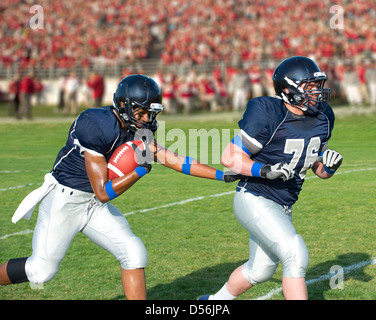 Fußball-Spieler Ball vorbei Stockfoto