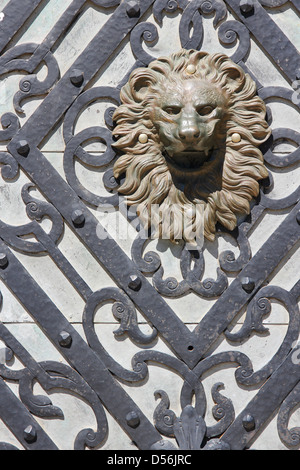 Schloss Peles Muntenia Region, Rumänien. Altbau in Sinaia (Prahova County) - Tür Detail. Stockfoto