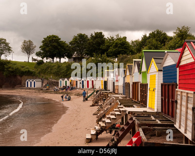 Bunte Strandhäuschen neben Corbyn Head, Torquay, Devon, England Stockfoto