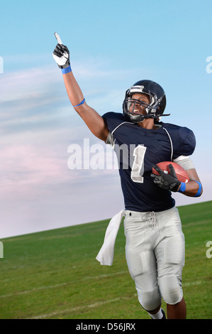 African American-Football-Spieler im Spiel jubeln Stockfoto