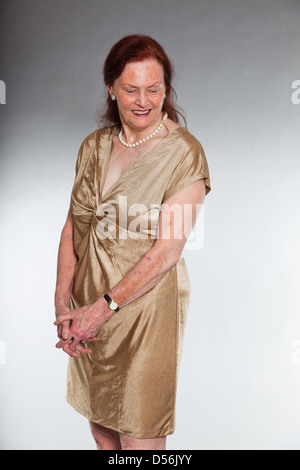 Porträt der gut aussehende senior Frau mit ausdrucksstarken Gesicht Gefühle zeigen. Stark und gesund. Wirkenden jungen. Stockfoto