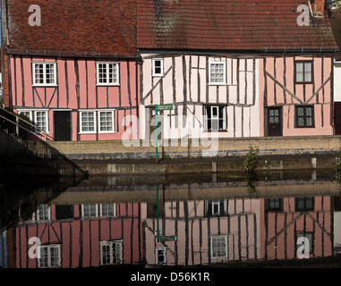 Mittelalterlichen Fachwerkhäusern neben dem Fluss Colne in Colchester, Essex, England Stockfoto