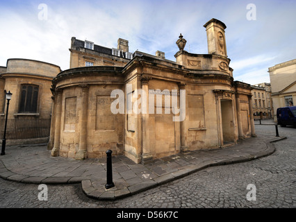 Blick auf das Kreuz Bad im Hot Bath Street, Bath Somerset UK Stockfoto