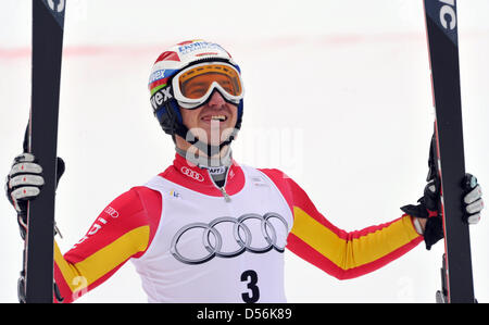 Deutschlands Felix Neureuther jubelt über seinen Sieg beim fallen der Zielflagge beim Weltcup-Finale im Slalom in Garmisch-Partenkirchen, Deutschland, 13. März 2010. Foto: PETER KNEFFEL Stockfoto