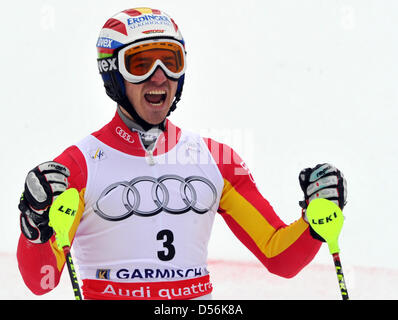 Deutschlands Felix Neureuther jubelt über seinen Sieg beim fallen der Zielflagge beim Weltcup-Finale im Slalom in Garmisch-Partenkirchen, Deutschland, 13. März 2010. Foto: PETER KNEFFEL Stockfoto