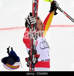 Deutschlands Felix Neureuther jubelt über seinen Sieg beim fallen der Zielflagge beim Weltcup-Finale im Slalom in Garmisch-Partenkirchen, Deutschland, 13. März 2010. Foto: PETER KNEFFEL Stockfoto