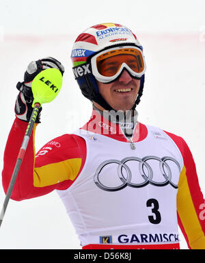 Deutschlands Felix Neureuther jubelt über seinen Sieg beim fallen der Zielflagge beim Weltcup-Finale im Slalom in Garmisch-Partenkirchen, Deutschland, 13. März 2010. Foto: PETER KNEFFEL Stockfoto