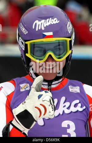 Tschechien Sarka Zahrobska Wellen an der Ziellinie beim Weltcup-Finale im Slalom in Garmisch-Partenkirchen, Deutschland, 13. März 2010. Foto: Stephan Jansen Stockfoto