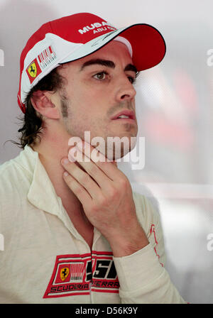 Spaniens Formel-1-Pilot Fernando Alonso Team steht Ferrari auf der Rennstrecke in der Ferrari Garage im dritten Training auf der Rennstrecke von Sachier in der Nähe von Bahrain, Bahrain, 13. März 2010. Das erste Rennen der Saison findet in Bahrain am 14. März 2010. Foto: Felix Heyder Stockfoto