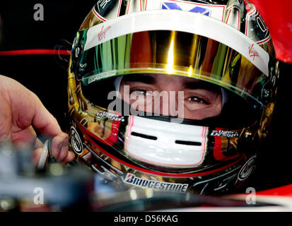 Deutschlands Formel1-Fahrer Timo Glock-Team sitzt Jungfrau in seinem Rennwagen im dritten Training auf der Rennstrecke von Sachier in der Nähe von Bahrain, Bahrain, 13. März 2010. Das erste Rennen der Saison findet in Bahrain am 14. März 2010. Foto: Felix Heyder Stockfoto