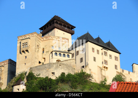 Trencin, Stadt in der Slowakei in Provazie Region. Burg auf einem Hügel. Stockfoto