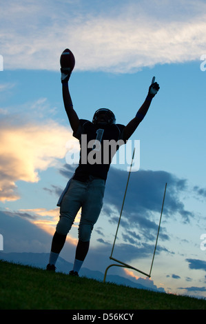 African American-Football-Spieler im Spiel jubeln Stockfoto