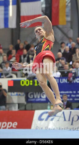 Deutschlands Turnerin Marcel Nguyen zeigt seine Bewegung für den Leinwand-Wettbewerb während der Herren-Masters-Turnier in Cottbus, Deutschland, 13. März 2010. Er gewann den Leinwand-Wettbewerb mit 15,275 Punkten. Foto: Bernd Settnik Stockfoto