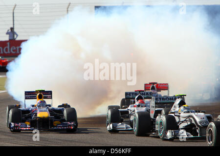 Der Australische Formel 1 Prominente Mark Webber (l) Vom Team Red Bull Fällt Nach Dem Start Zum Großen Preis von Bahrain bin Sonntag (14.03.2010) Mit Motorschaden aus. Rechts Im Bild Die Deutschen Mercedes-Piloten Nico Rosberg (Vorn) Und Michael Schumacher. Mit Dem "Wüstenrennen" begann Die Formel 1 bin Fintel in Die Neue Saison. Foto: Jens Büttner dpa Stockfoto