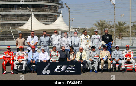 Alle ehemaligen Formel-1 Weltmeister posieren für ein Gruppe Foto hintere Reihe (L-R): Alain Prost, Alan Jones, Nigel Mansell, Mika Häkkinen, Jacques Villeneuve, Keke Rosberg, Jody Scheckter, Michael Schumacher und Damon Hill; vordere Reihe (L-R): Fernando Alonso, Jenson Button, Niki Lauda, Formel 1-Chef Bernie Eccleston, Mario Andretti, Joan Todt FIA-Chef und seine Frau Michelle Yeoh, Sir Jack Brabham Stockfoto