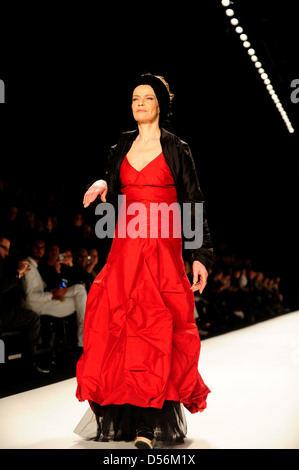 Veruschka Gräfin von Lehndorff bei Mercedes-Benz Fashion Week Berlin Herbst/Winter 2012 - ANJA GOCKEL - Catwalk Mode Stockfoto