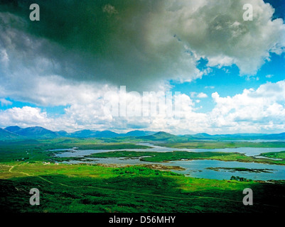 Die Aussicht vom Erris Beg, Roundstone, in Richtung der Twelve Bens, Connemara, Galway, Irland, als eine drohende Regenwolke sammelt Stockfoto