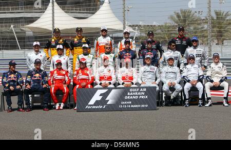 Das offizielle Gruppenfoto der Formel-1 Fahrer zeigt Sebastian Vettel und Mark Webber von Red Bull (Front L-R), Felipe Massa und Fernando Alonso Ferrari, Jenson Button und Lewis Hamilton von McLaren Mercedes, Michael Schumacher und Nico Rosberg von Mercedes GP, Rubens Barrichello und Nico Huelkenberg Williams, Pedro De La Rosa und Kamui Kobayashi Sauber (C L-R) , Jarno Tr Stockfoto