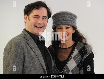 Italienische Streichensemble Lucia Aliberti und ihr Starvisagisten Marco Mannozzi auf einer Pressekonferenz des Classic Open Air Festival in Berlin, Deutschland, 16. März 2010 abgebildet. Das Festival statt findet vom 15. bis 19. Juli 2010. Foto: Jens Kalaene Stockfoto