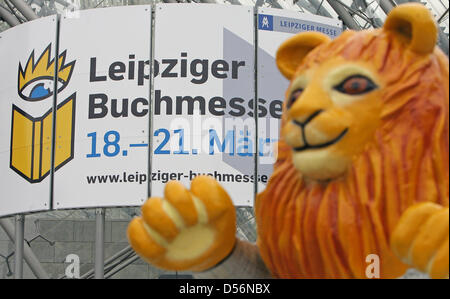 Ein Löwe, Wappentier der Stadt begrüßt Besucher vor der Leipziger Buchmesse, Leipzig, Deutschland, 17. März 2010. 2,100 Aussteller werden der Leipziger Buchmesse 2010 teilnehmen, die vom 18. bis 21. März 2010 läuft. Die Messe beginnt der Saison 2010 Buch Verlag in Deutschland. Rund 1,500 Autoren präsentieren ihre Werke an 300 Standorten in der ganzen Stadt. Foto: JAN WOITAS Stockfoto