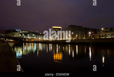 Bahnhof Friedrichstraße spiegelt sich in der Spree in der Abenddämmerung in Berlin, Deutschland, 7. März 2010. Foto: Soeren Stache Stockfoto