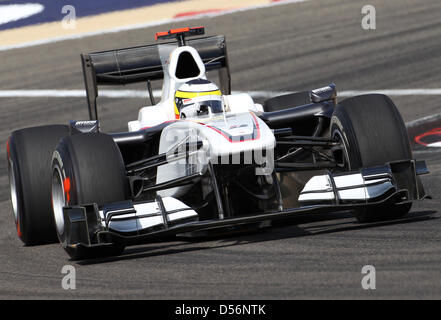 Spanische Formel Eins Fahrer Pedro De La Rosa von Sauber steuert sein Auto während der Formel One Grand Prix von Bahrain in Sakhir Rennstrecke in der Nähe von Manama, Bahrain, 14. März 2010. Der Grand Prix von Bahrain startete die Formel1 Saison 2010. Foto: Jens Büttner Stockfoto