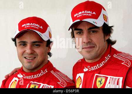 Scuderia Ferrari brasilianischen Formel1-Fahrer Felipe Massa (L) und spanischen Teamkollegen Fernando Alonso (R) Lächeln im Fahrerlager am Bahrain International Circuit in Sakhir, Bahrain, 11. März 2010. Foto: JENS Büttner Stockfoto