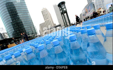 Insgesamt 4.000 Flaschen Wasser bilden das Wort "1 Steak" Dduring Klage der Tierrechtsorganisation PETA auf dem Potsdamer Platz in Berlin, Deutschland, 19. März 2010. Genau 4.000 Liter Wasser sind notwendig, um ein Steak beginnend mit Anbau und Bewässerung von Futter für die Tiere zu Trinkwasser für die Tiere selbst zu produzieren. Weltwassertag am 22. März, Stockfoto