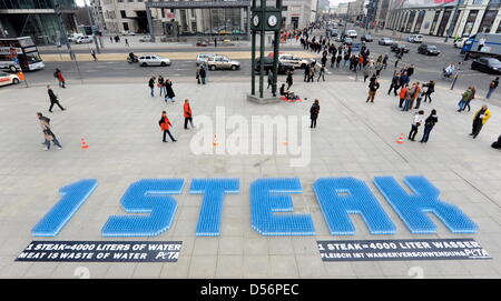 Insgesamt 4.000 Flaschen Wasser bilden das Wort "1 Steak" Dduring Klage der Tierrechtsorganisation PETA auf dem Potsdamer Platz in Berlin, Deutschland, 19. März 2010. Genau 4.000 Liter Wasser sind notwendig, um ein Steak beginnend mit Anbau und Bewässerung von Futter für die Tiere zu Trinkwasser für die Tiere selbst zu produzieren. Weltwassertag am 22. März, Stockfoto