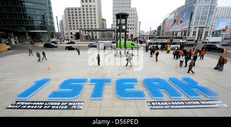 Insgesamt 4.000 Flaschen Wasser bilden das Wort "1 Steak" Dduring Klage der Tierrechtsorganisation PETA auf dem Potsdamer Platz in Berlin, Deutschland, 19. März 2010. Genau 4.000 Liter Wasser sind notwendig, um ein Steak beginnend mit Anbau und Bewässerung von Futter für die Tiere zu Trinkwasser für die Tiere selbst zu produzieren. Weltwassertag am 22. März, Stockfoto