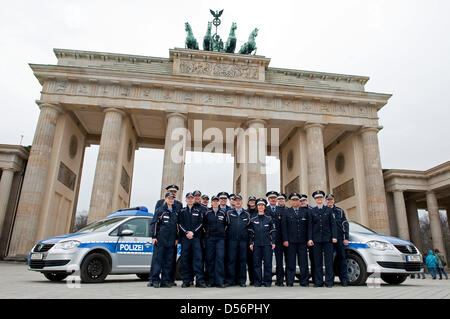 Polizisten Stellen Berliner Polizei Neue Uniform In Berlin, Deutschland ...