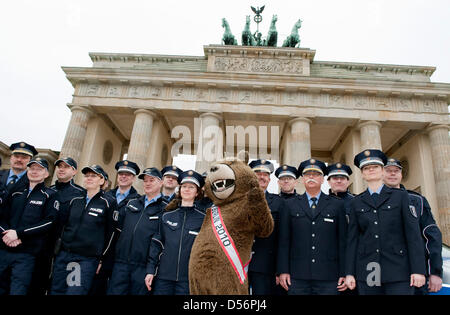 Polizisten Stellen Berliner Polizei Neue Uniform In Berlin, Deutschland ...