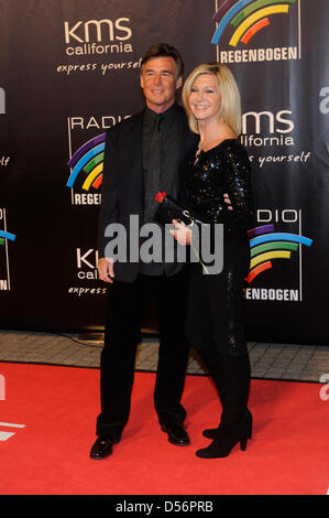 Britischer Sänger und Schauspielerin Olivia Newton-John (R) und ihr Ehemann John Easterling (L) kommen für den Radio Regenbogen Award in Karlsruhe, Deutschland, 19. März 2010. Der Radio Regenbogen Awards werden seit 1998 vergeben. Foto: Uli Deck Stockfoto