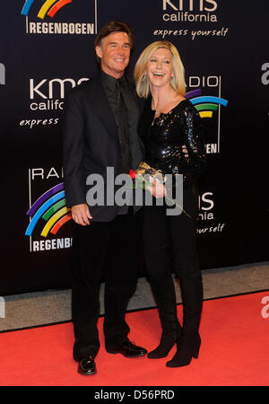 Britischer Sänger und Schauspielerin Olivia Newton-John (R) und ihr Ehemann John Easterling (L) kommen für den Radio Regenbogen Award in Karlsruhe, Deutschland, 19. März 2010. Der Radio Regenbogen Awards werden seit 1998 vergeben. Foto: Uli Deck Stockfoto