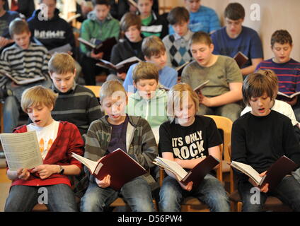 Chorknaben während der Morgen-Proben auf dem Dresdner Knabenchor Tag der offenen Tür in Dresden, Deutschland, 20. März 2010. Der Knabenchor Dresden existiert seit 1709 nach August II des starken zum katholischen Glauben konvertiert. Foto: RALF HIRSCHBERGER Stockfoto