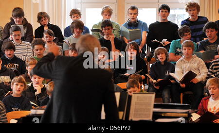 Chorknaben während der Morgen-Proben auf dem Dresdner Knabenchor Tag der offenen Tür in Dresden, Deutschland, 20. März 2010. Der Knabenchor Dresden existiert seit 1709 nach August II des starken zum katholischen Glauben konvertiert. Foto: RALF HIRSCHBERGER Stockfoto