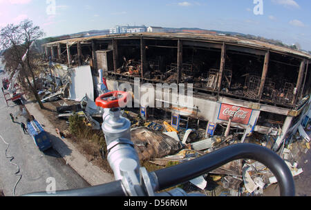 Blick auf die verbrannte, Möbel Discounter in München, Deutschland, 22. März 2010. Das Feuer im Möbelmarkt enthalten ist, Offiziere der "Landeskriminalamtes" (staatliche Untersuchung Büro (LKA)) haben Ermittlungen aufgenommen. Nach Angaben der Polizei das Feuer in einem Restaurant begann und über das Möbelhaus und seine angrenzenden Lagerplatz geblitzt. Die Ursache des Feuers Stockfoto