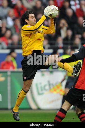 Frankfurts Torhüter Oka Nikolov in Aktion während der Bundesliga Spiel Eintracht Frankfurt gegen Bayern München im Stadion Commerzbank Arena in Frankfurt/Main, Deutschland, 20. März 2010. Frankfurt gewann das Spiel 2: 1. Foto: Arne Dedert Stockfoto