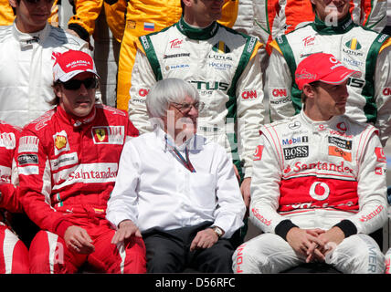 Spanische Fahrer Fernando Alonso Ferrari, Formel-1-Boss Bernie Ecclestone und Britsh Fahrer Jenson Button von Mc Laren Mercedes während ein Gruppenfoto am Rande des Grand Prix von Bahrain in Sakhir Rennen verfolgen, Bahrain, 14. März 2010. Foto: Jens Büttner Stockfoto